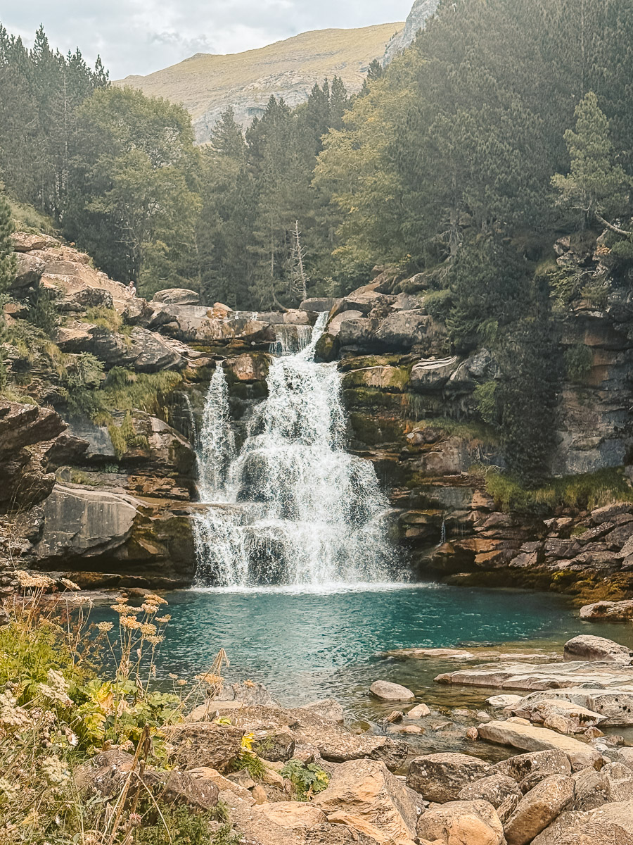 Cascada del Estrecho with blue waters along the Senda de los Cazadores. 